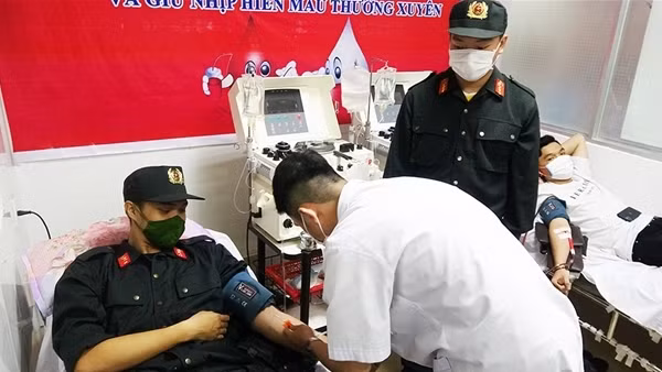 Tuổi trẻ khối cơ quan Bộ Tư lệnh Cảnh sát cơ động hiến 300 đơn vị máu ảnh 7