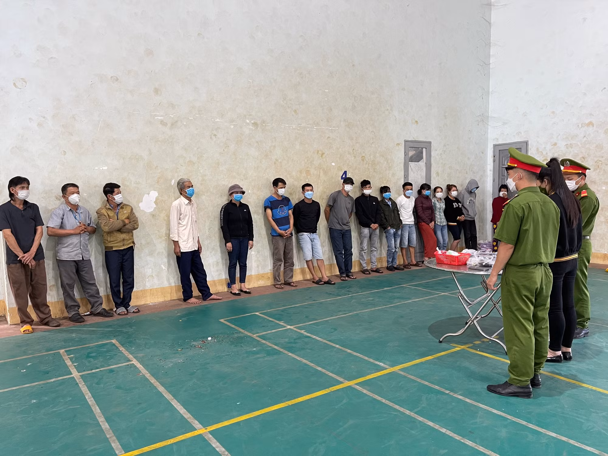 Đánh bạc bằng vỏ hạt dưa -0