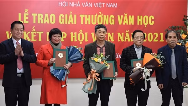Hội Nhà văn Việt Nam trao Giải Văn học năm 2021