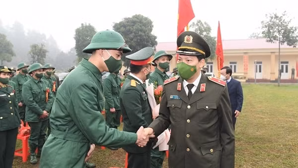 Thứ trưởng Lê Văn Tuyến dự Lễ giao nhận quân tại Phú Thọ