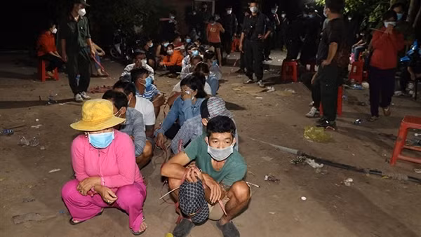17 công nhân "chui thùng" container chơi xóc đĩa ăn tiền ảnh 4