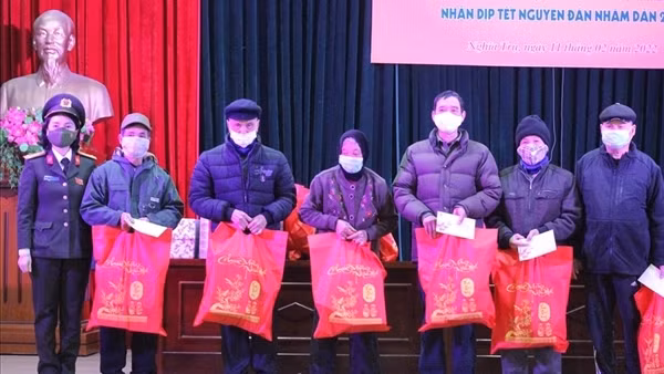 Công đoàn CAND tặng quà Công an xã, gia đình chính sách