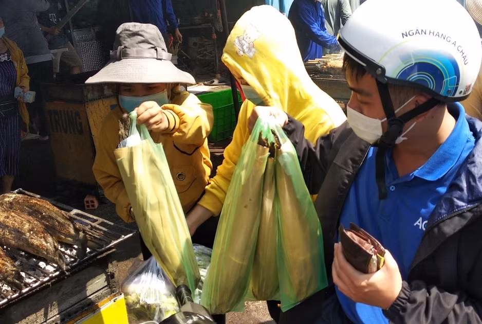 “Ngợp” khói, ngợp mùi cá lóc nướng ngày vía Thần Tài -3