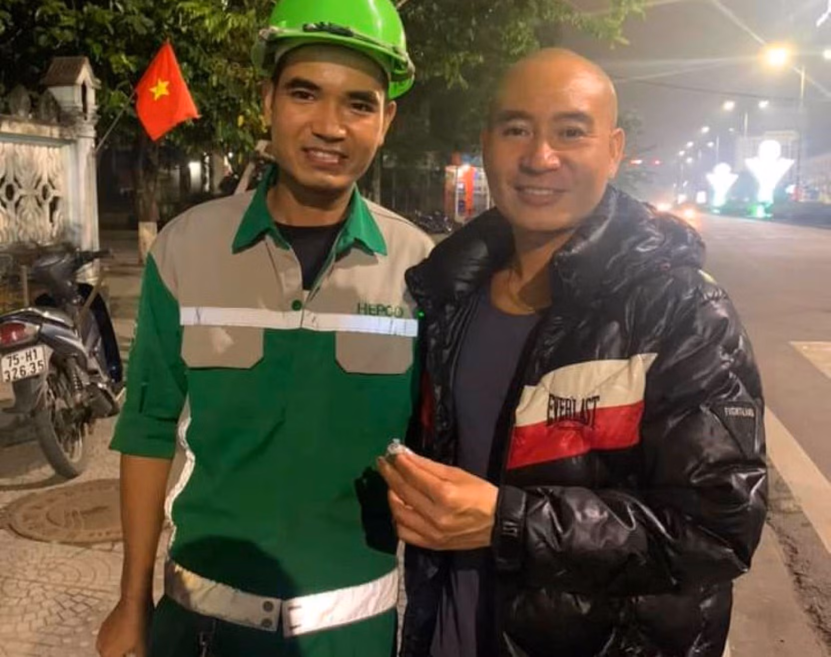 Người phụ nữ đánh rơi nhẫn kim cương được công nhân quét rác nhặt trả lại -0