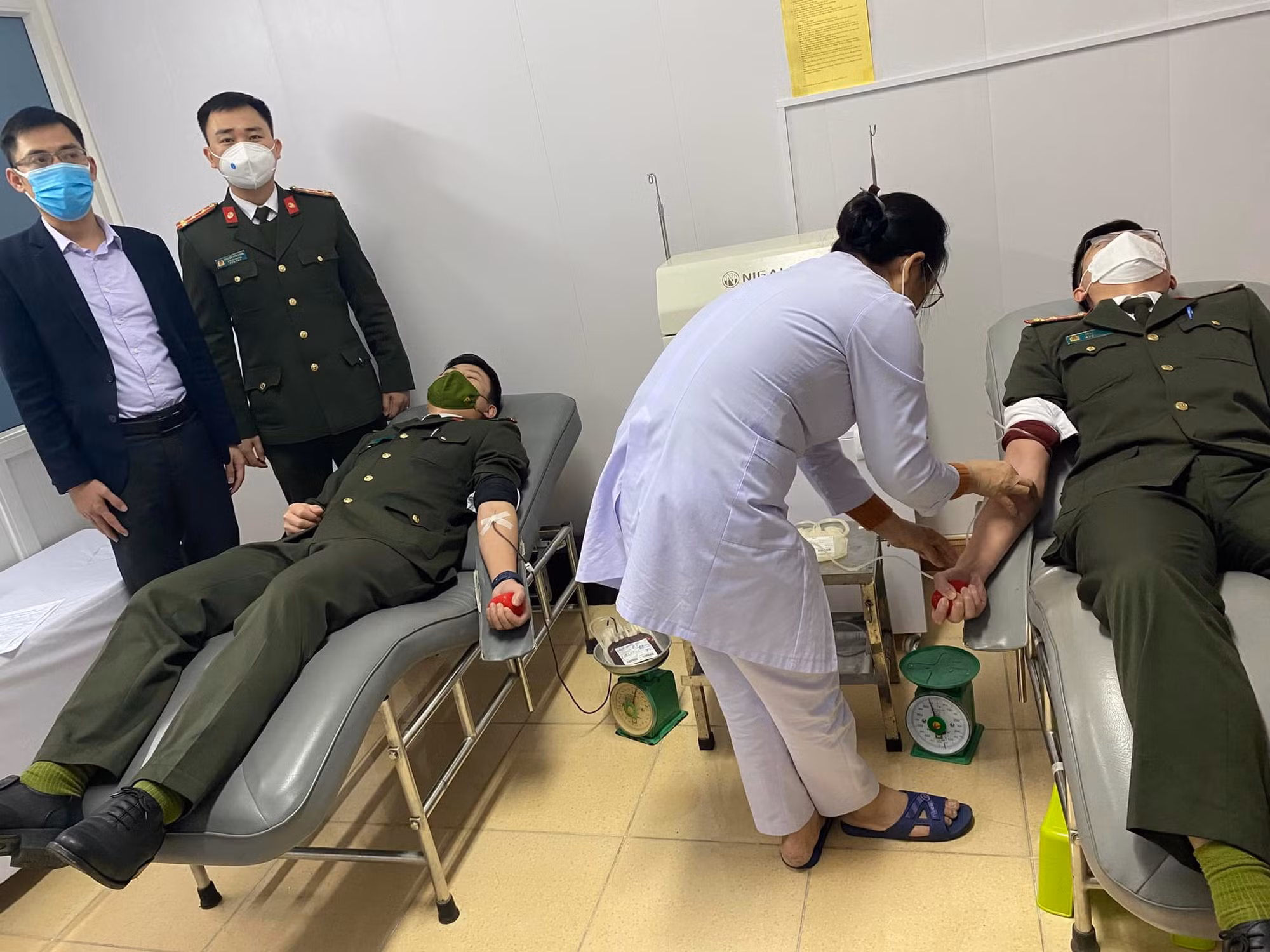 4 cán bộ Công an Hà Tĩnh hiến máu kịp thời cứu ông cụ 80 tuổi -0