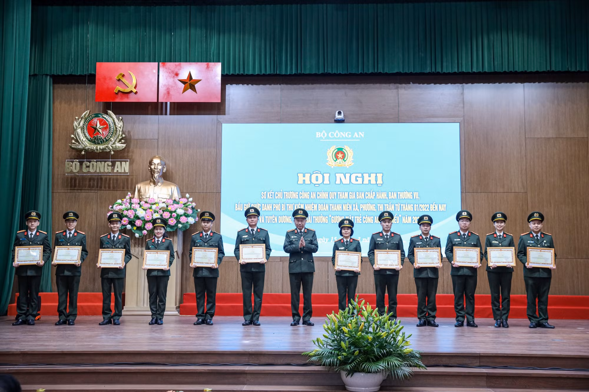 Sắc phục CAND và màu áo xanh thanh niên ngày càng được nhân dân yêu mến, cảm phục -0