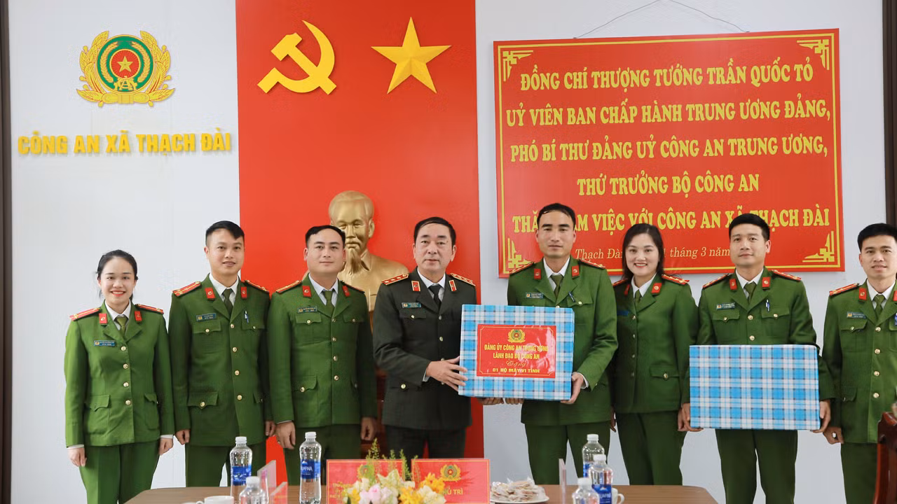 Thứ trưởng Trần Quốc Tỏ thăm, làm việc tại Công an xã ở Hà Tĩnh -0