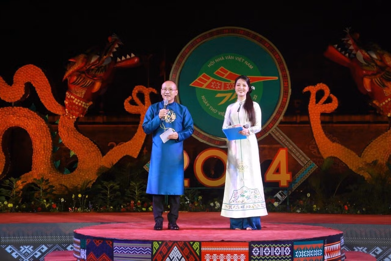 nhi%3fu bài tho hay du%3fc d%3fc trong ngày tho vi%3ft nam l%3fn th%3f 22 t%3fi hoàng thành thang long (%3fnh minh h%3fa).jpg -0