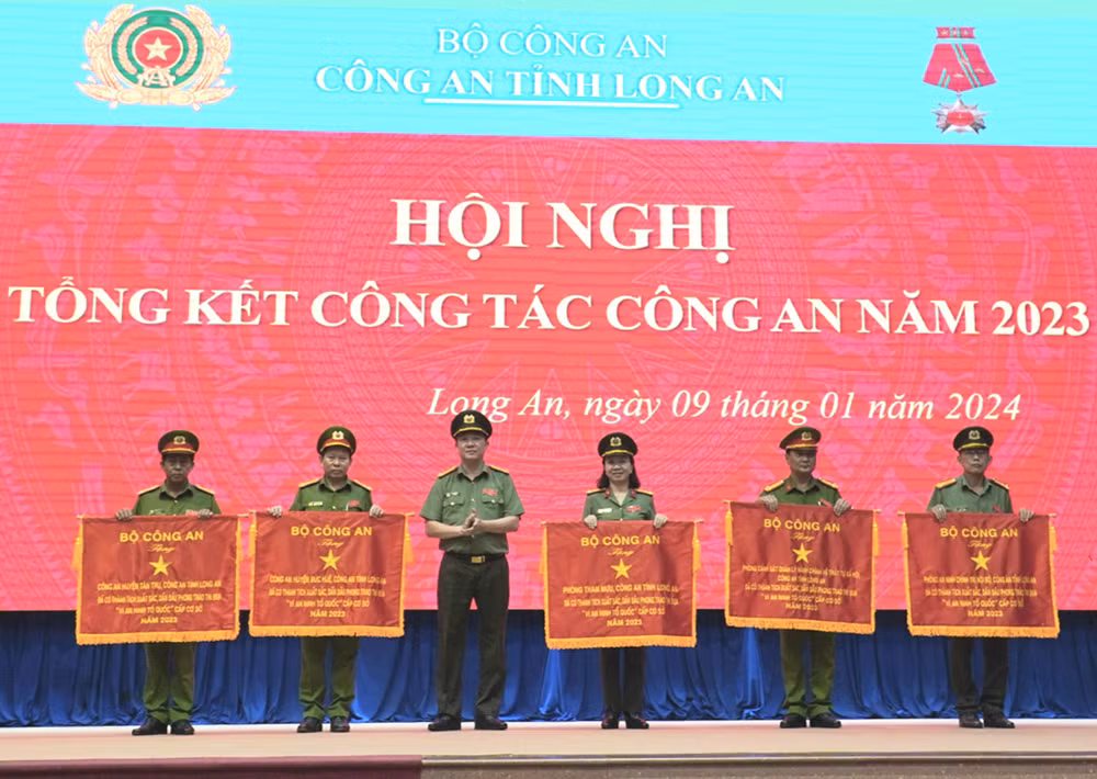 Đơn vị xuất sắc được Bộ Công an tặng Cờ thi đua -0