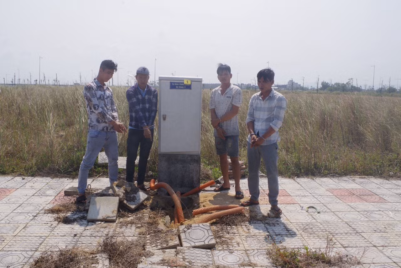Bắt 5 đối tượng đi ô tô gây ra hàng chục vụ trộm thiết bị điện công trình -0