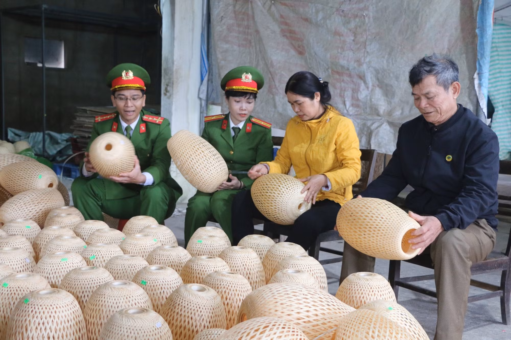 Những nữ Công an nỗ lực vì nhân dân phục vụ -0