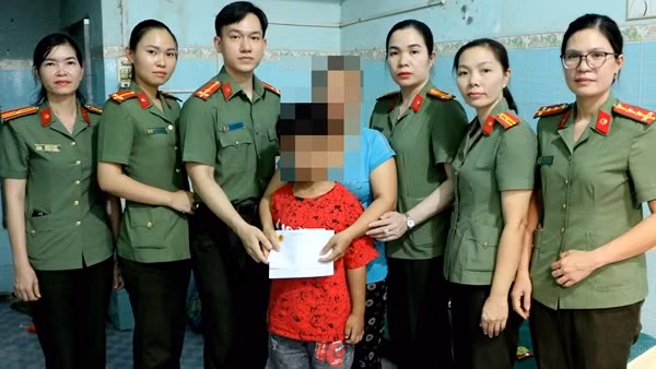 Công an Bình Phước thăm, trao tiền hỗ trợ cháu bé bị bạo hành