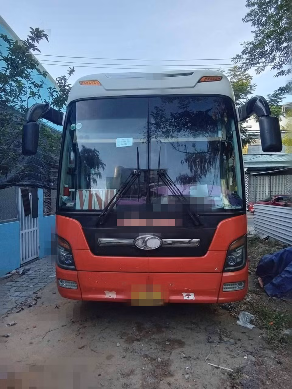 Truy tìm xe khách va chạm với xe máy làm 2 thanh niên tử vong -0
