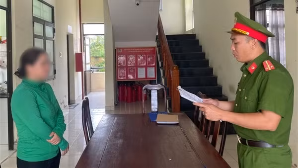 Cạy cốp xe lấy tiền, vàng tiêu xài rồi dối chồng bị mất trộm, báo Công an