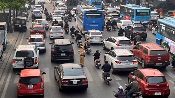 CSGT Hà Nội tăng cường xử lý vi phạm giao thông trên các cầu dẫn vào nội đô