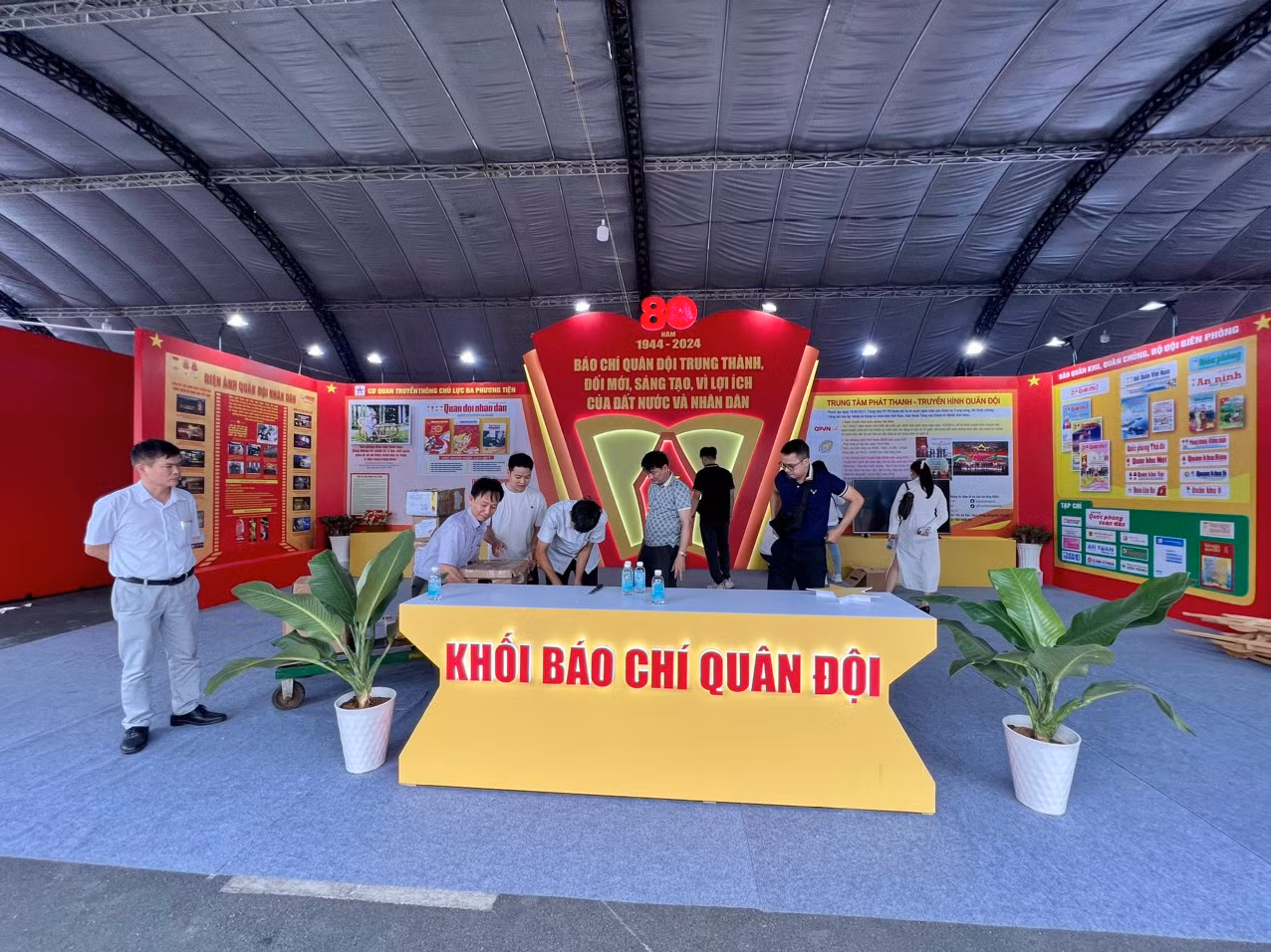 Không khí nhộn nhịp chuẩn bị cho lễ khai mạc Hội Báo toàn quốc -0