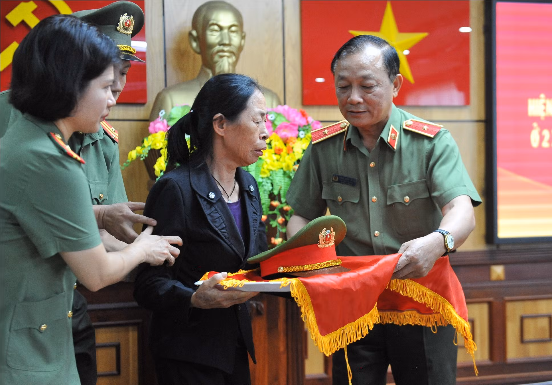 Xúc động lễ tiếp nhận hiện vật gia đình các liệt sỹ hy sinh trong vụ khủng bố ở Đắk Lắk -0