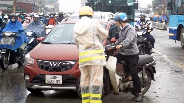 CSGT xử lý tình trạng đi sai làn trên loạt cầu dẫn vào Hà Nội