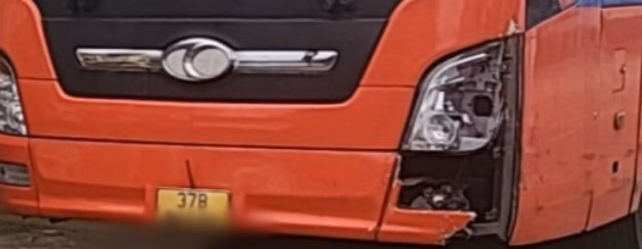 Truy tìm xe khách va chạm với xe máy làm 2 thanh niên tử vong -0