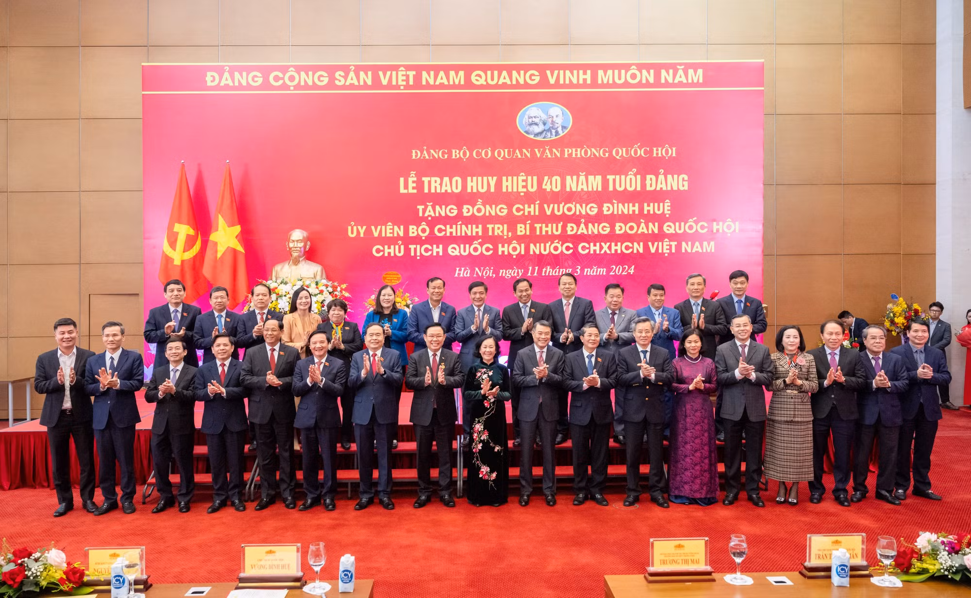 Trao Huy hiệu 40 năm tuổi Đảng tặng Chủ tịch Quốc hội Vương Đình Huệ -0