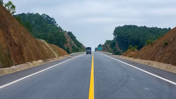 Từ 14/3, mở rộng nhiều điểm dừng khẩn cấp, bổ sung biển báo trên cao tốc Cam Lộ-La Sơn