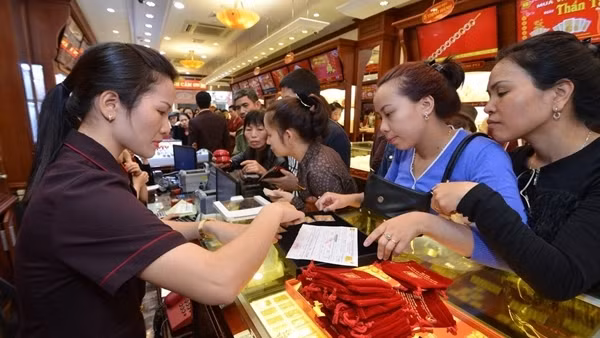 “Loạn” giá vàng, nhà đầu tư cẩn trọng