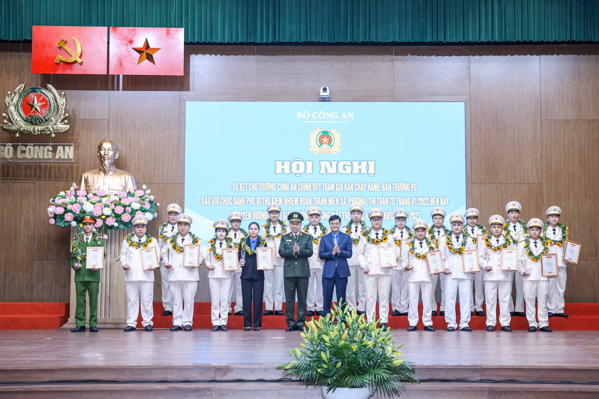 Sắc phục CAND và màu áo xanh thanh niên ngày càng được nhân dân yêu mến, cảm phục -1
