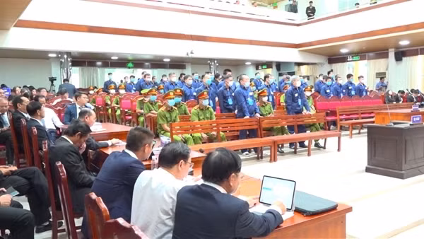 Điều tra mở rộng vụ buôn lậu hơn 200 triệu lít xăng