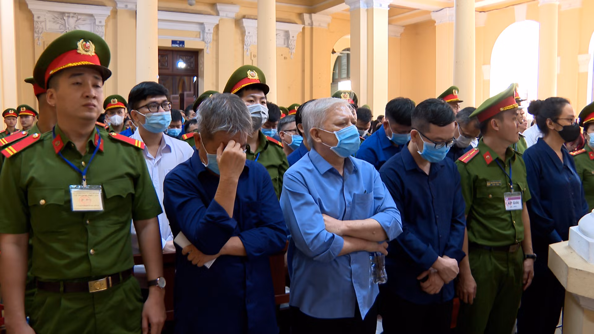 Làm công ăn lương nhưng vẫn giúp bà Trương Mỹ Lan rút hàng trăm ngàn tỷ đồng -0
