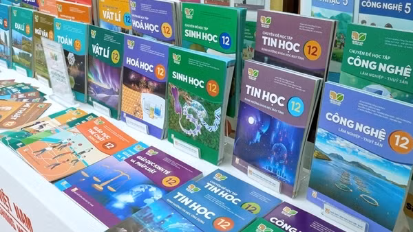 Hà Nội: Giới thiệu sách giáo khoa tới hơn 30.000 giáo viên lớp 5 và 12