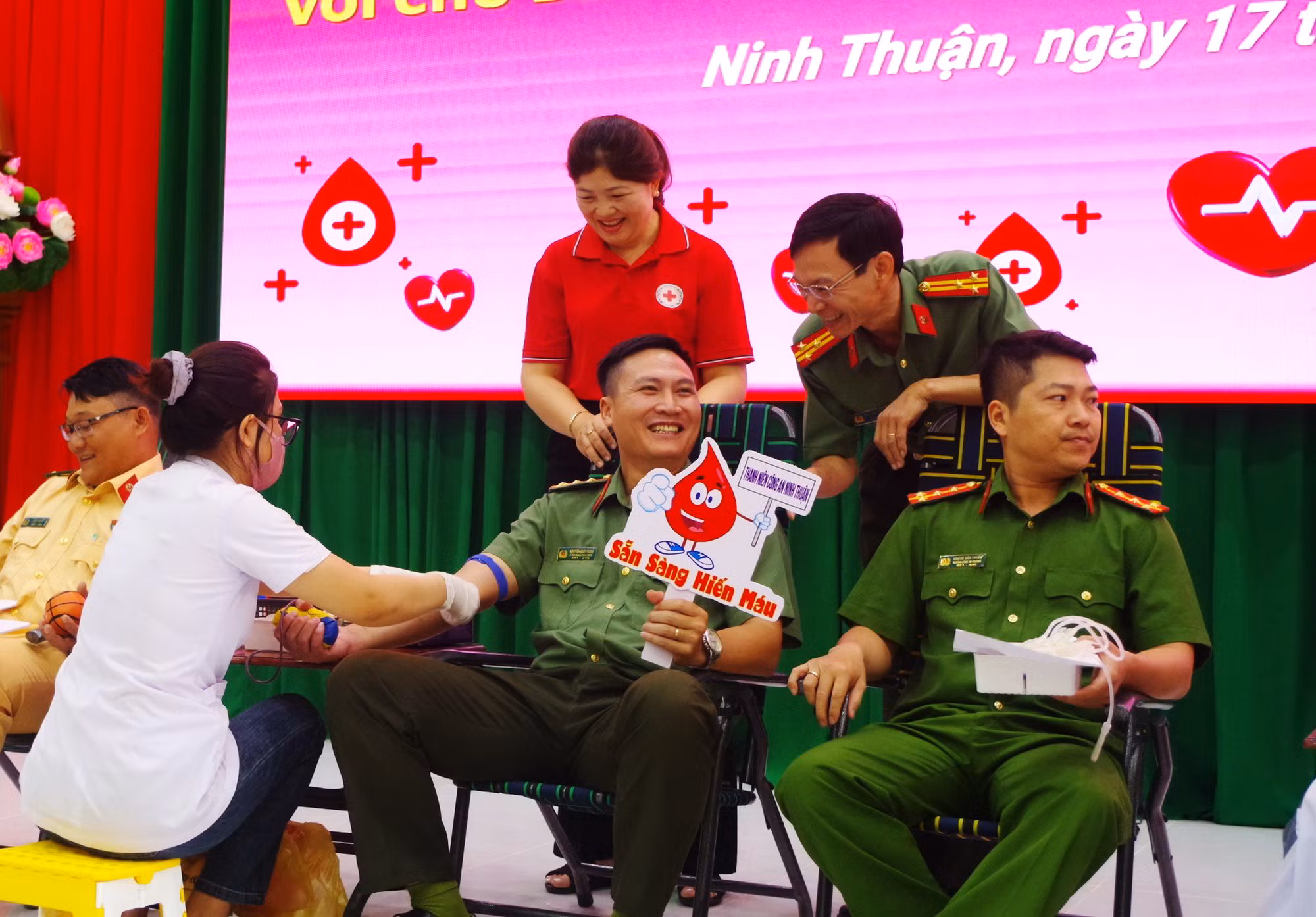 143 CBCS Công an tỉnh Ninh Thuận tình nguyện hiến 113 đơn vị máu -0