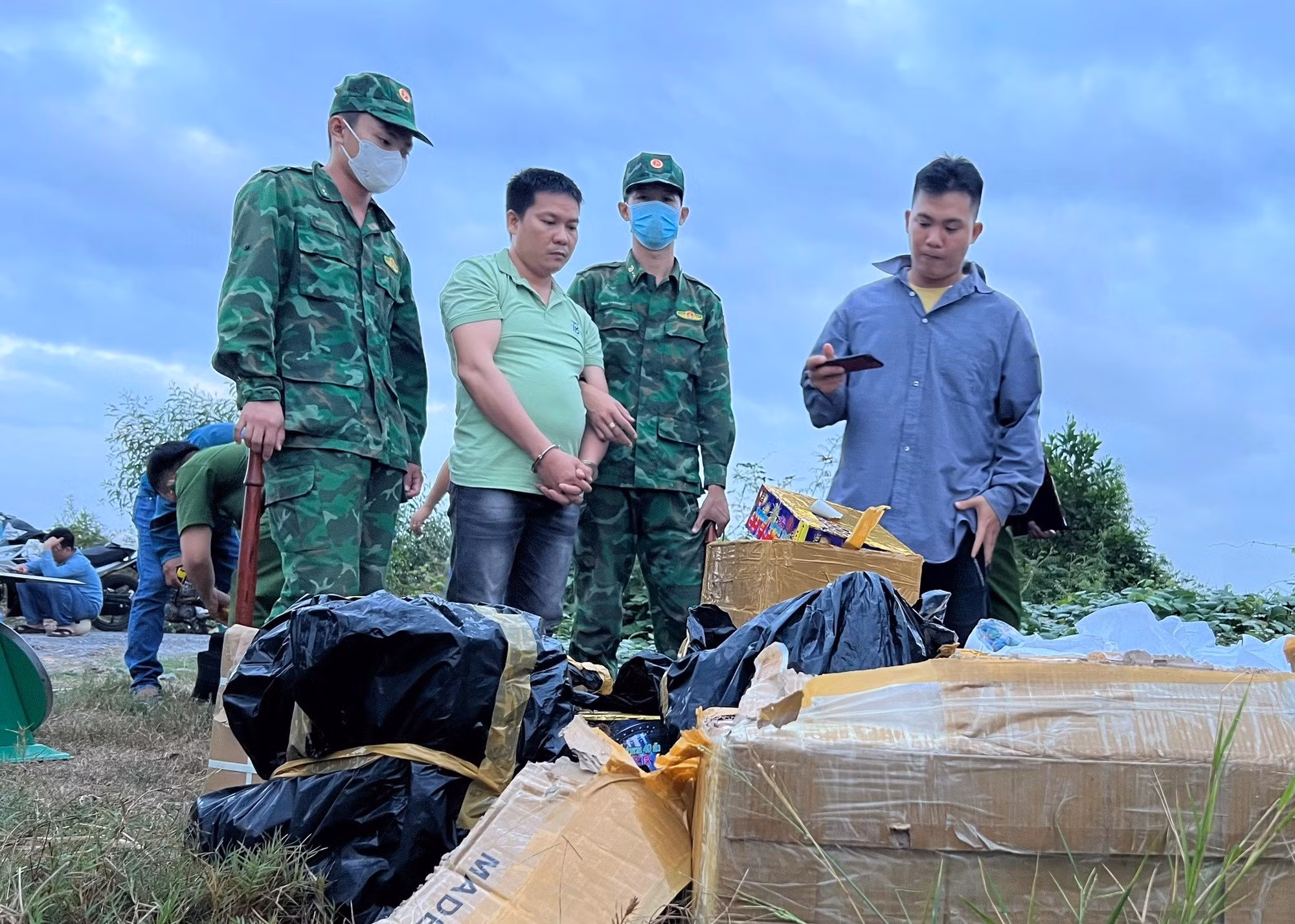 Buôn lậu thuốc lá, đường cát...từ biên giới qua vẫn “nóng” ở Long An -0