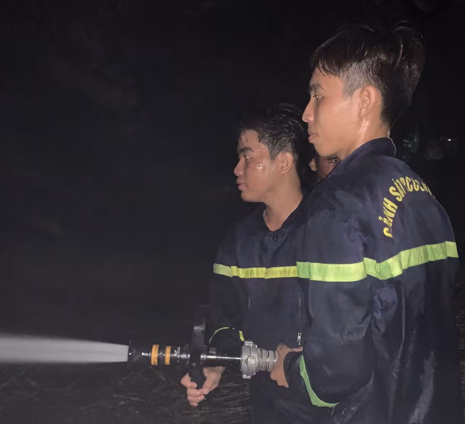 Hiểm họa cháy chực chờ khi đốt cỏ ở Sóc Trăng -0