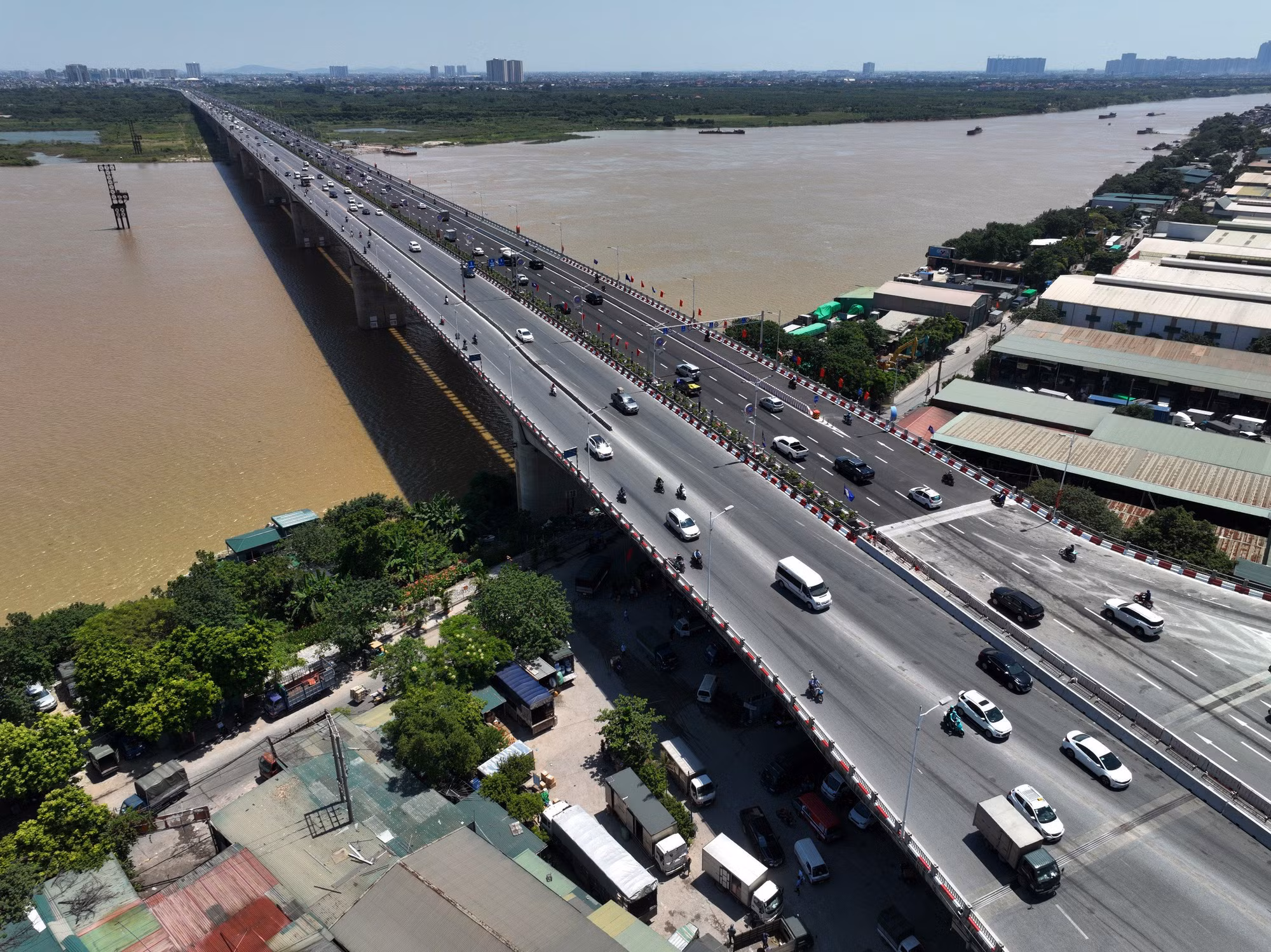 CSGT Hà Nội tăng cường xử lý vi phạm giao thông trên các cầu dẫn vào nội đô -0