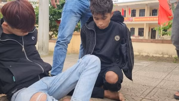 Quá giang trên xe khách cùng gần 12.000 viên ma túy và "cõng" gần 1,2 tạ pháo trên ôtô con