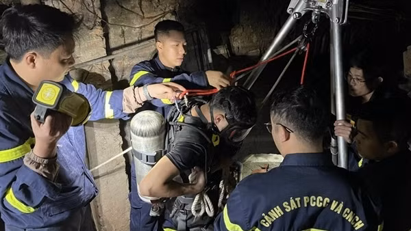 Cảnh sát PCCC và CNCH trục vớt thi thể nạn nhân dưới giếng sâu