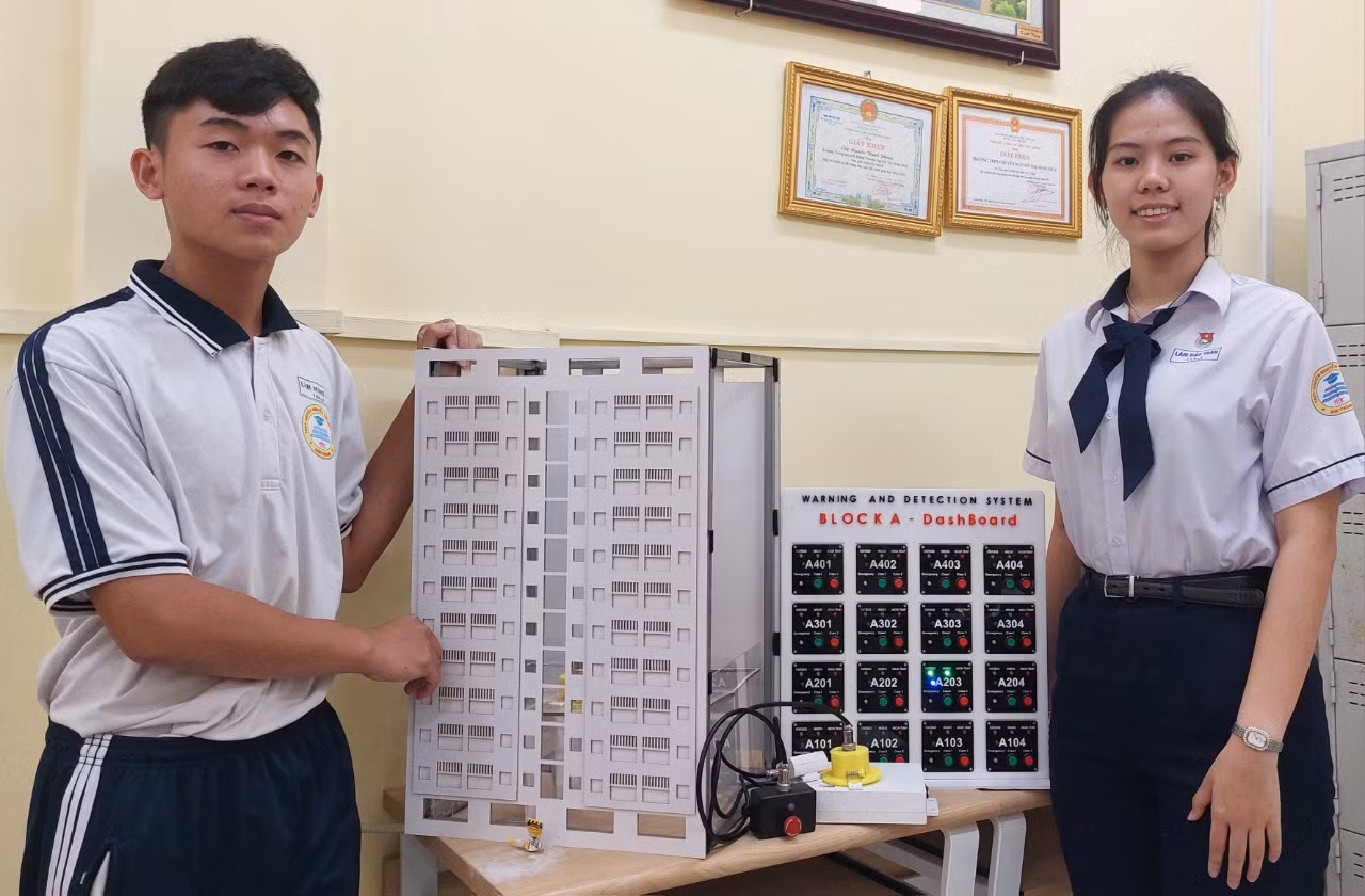 Học sinh lớp 11 với “Hệ thống cảnh báo, dò tìm người mắc kẹt trong các vụ cháy chung cư” -0