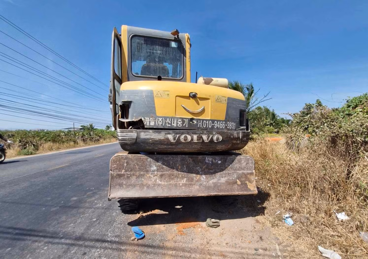 Máy xúc cán qua người đi bộ gây tử vong -0