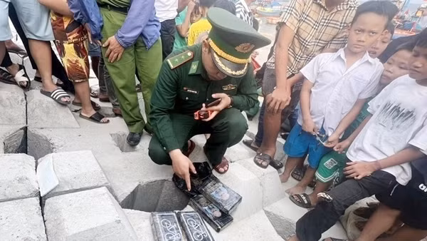 Quảng Ngãi phát hiện 4kg cocaine trôi dạt vào bờ biển