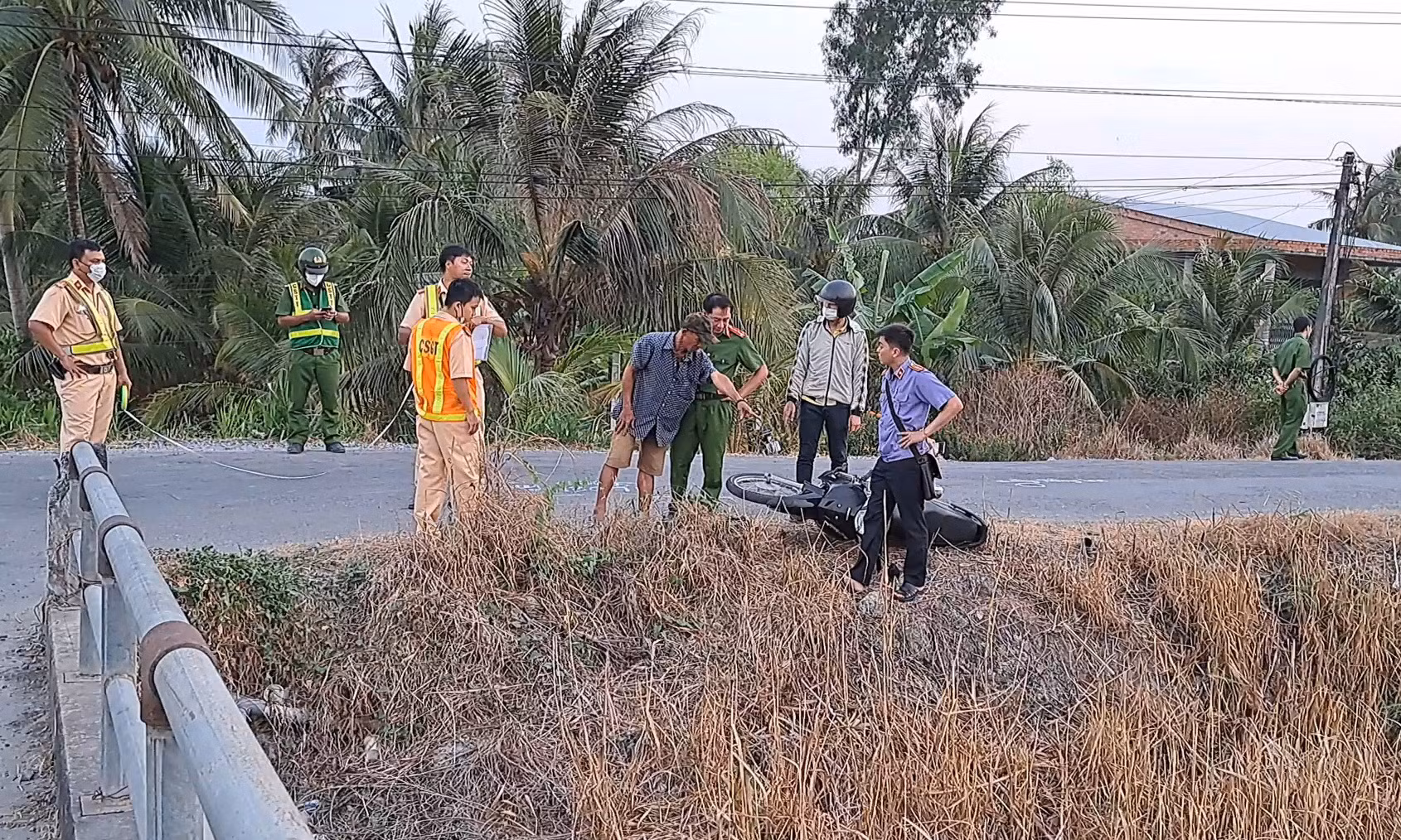 2 xe máy va chạm, 1 người tử vong -1