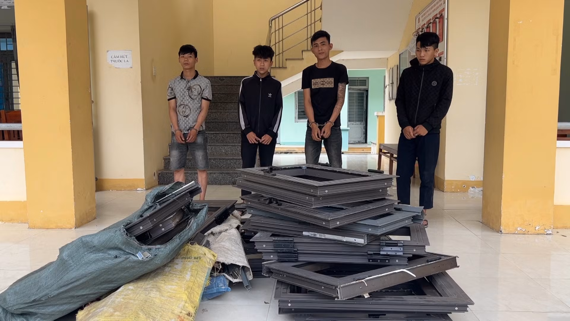 Bắt nhóm chuyên đập, trộm cửa nhôm khu nghĩa địa -0