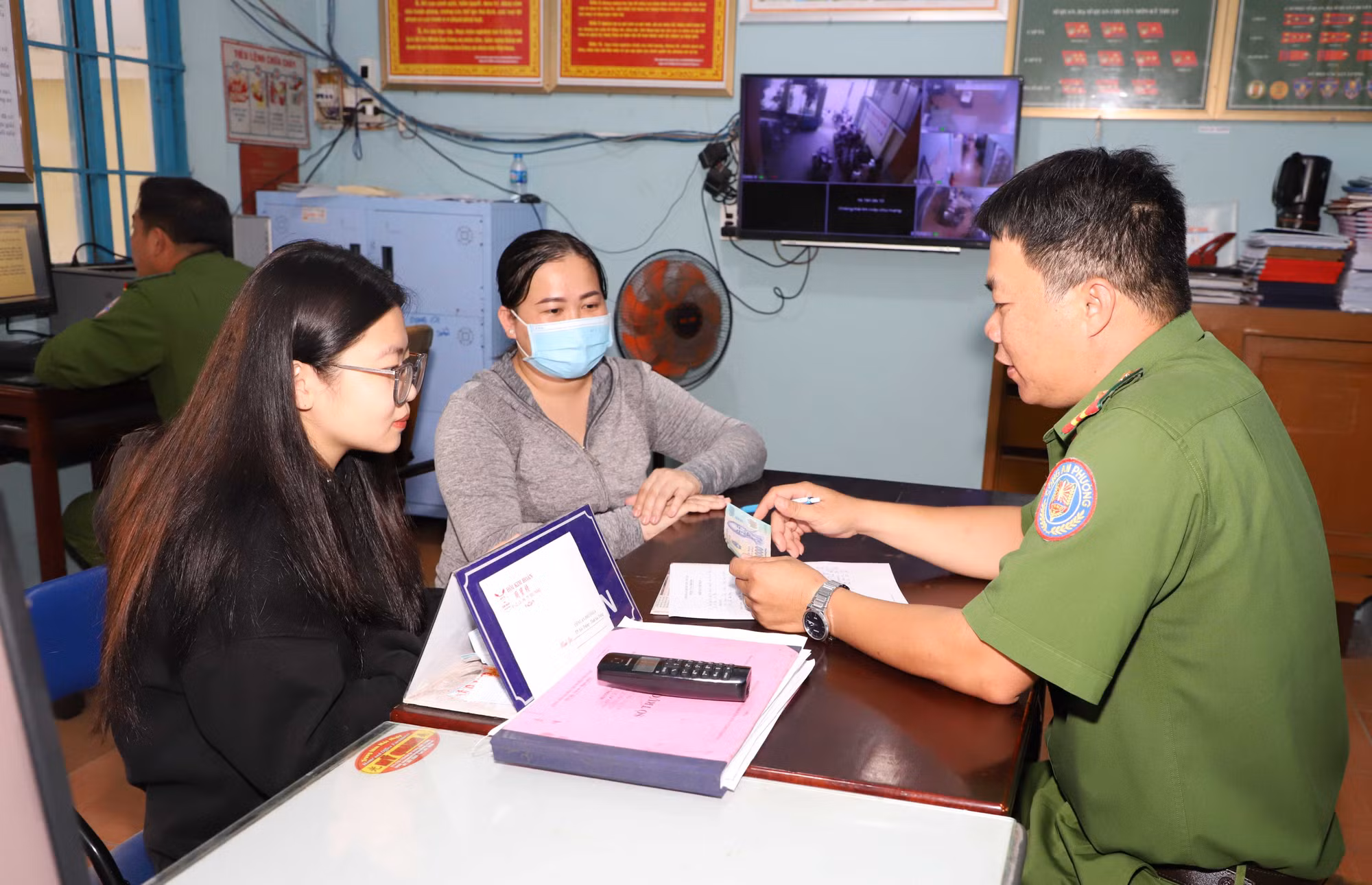 Nhặt được 5 triệu đồng ở trụ ATM, nữ sinh mang đến Công an nhờ tìm người để quên trả lại -0