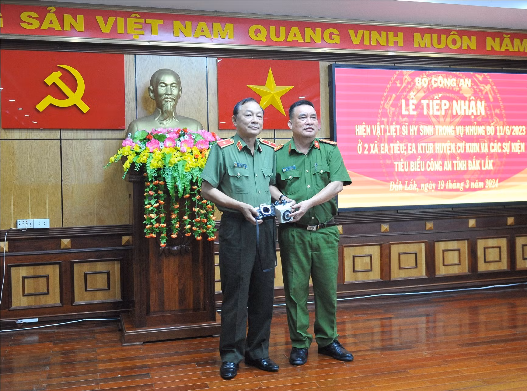 Xúc động lễ tiếp nhận hiện vật gia đình các liệt sỹ hy sinh trong vụ khủng bố ở Đắk Lắk -0