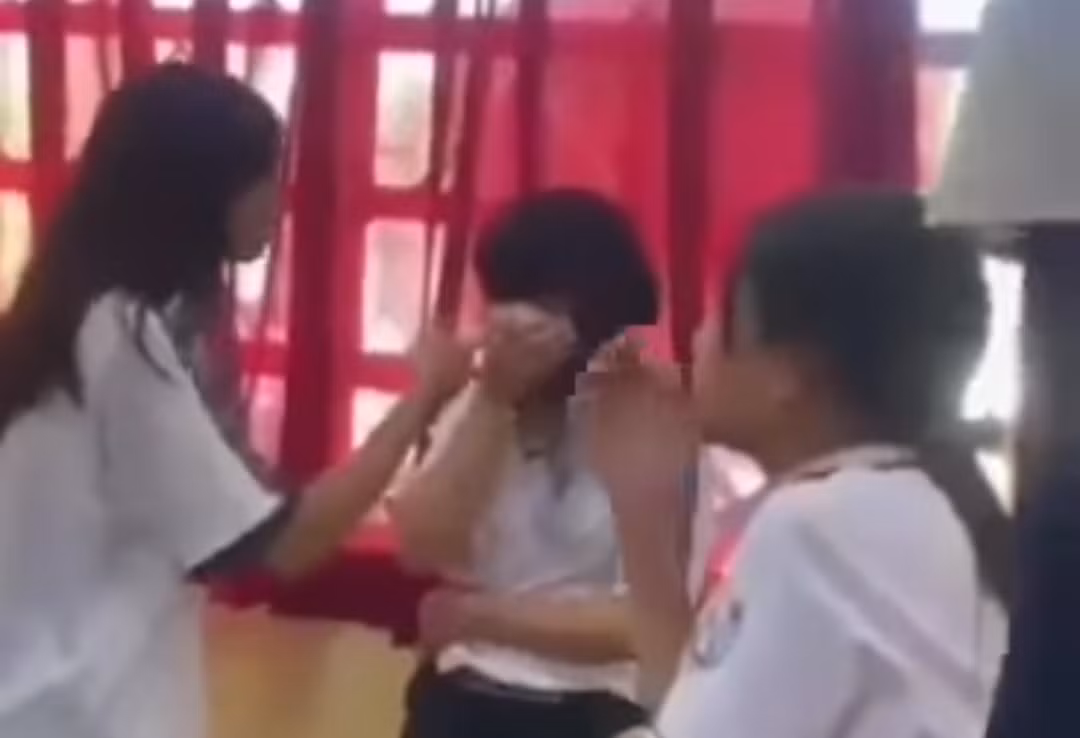 Nữ sinh đánh bạn túi bụi vì làm hư cây son -1
