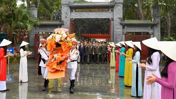 Bộ trưởng Tô Lâm cùng đoàn công tác dâng&nbsp;hương tưởng niệm Chủ tịch Hồ Chí Minh