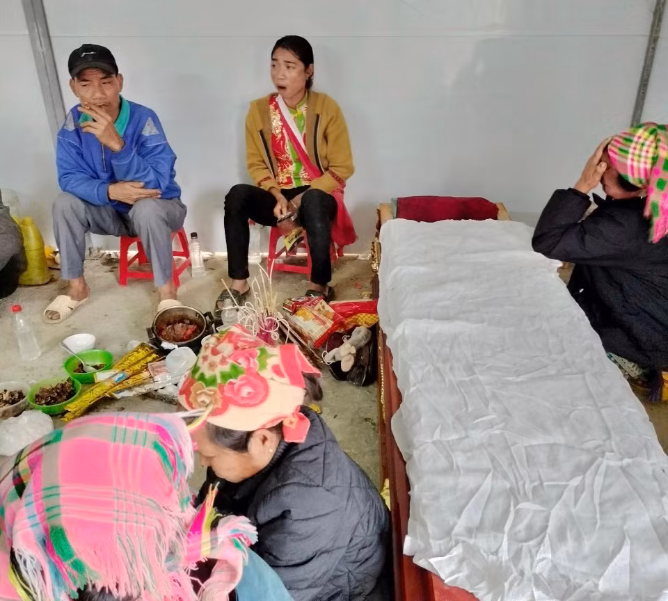 Vụ tai nạn trên cao tốc Cam Lộ - La Sơn: Xót xa cặp vợ chồng trẻ người Khơ mú tử vong trên đường vào Nam đi cạo mủ cao su thuê -0