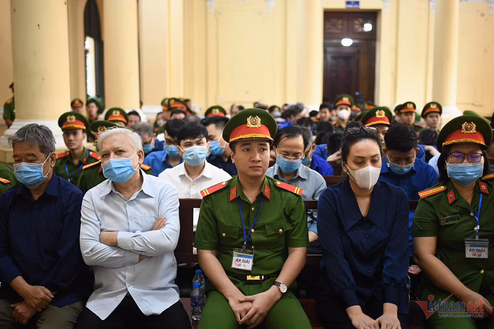 Bà trưởng đoàn thanh tra&nbsp;cho mật khẩu để Tổng giám đốc Ngân hàng SCB mang thùng xốp vào nhà -0