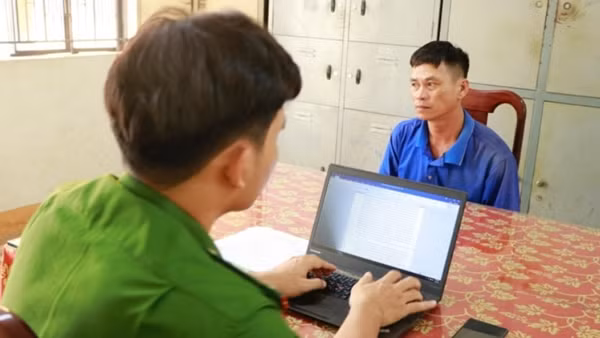 Khởi tố cha dượng bạo hành bé trai 9 tuổi