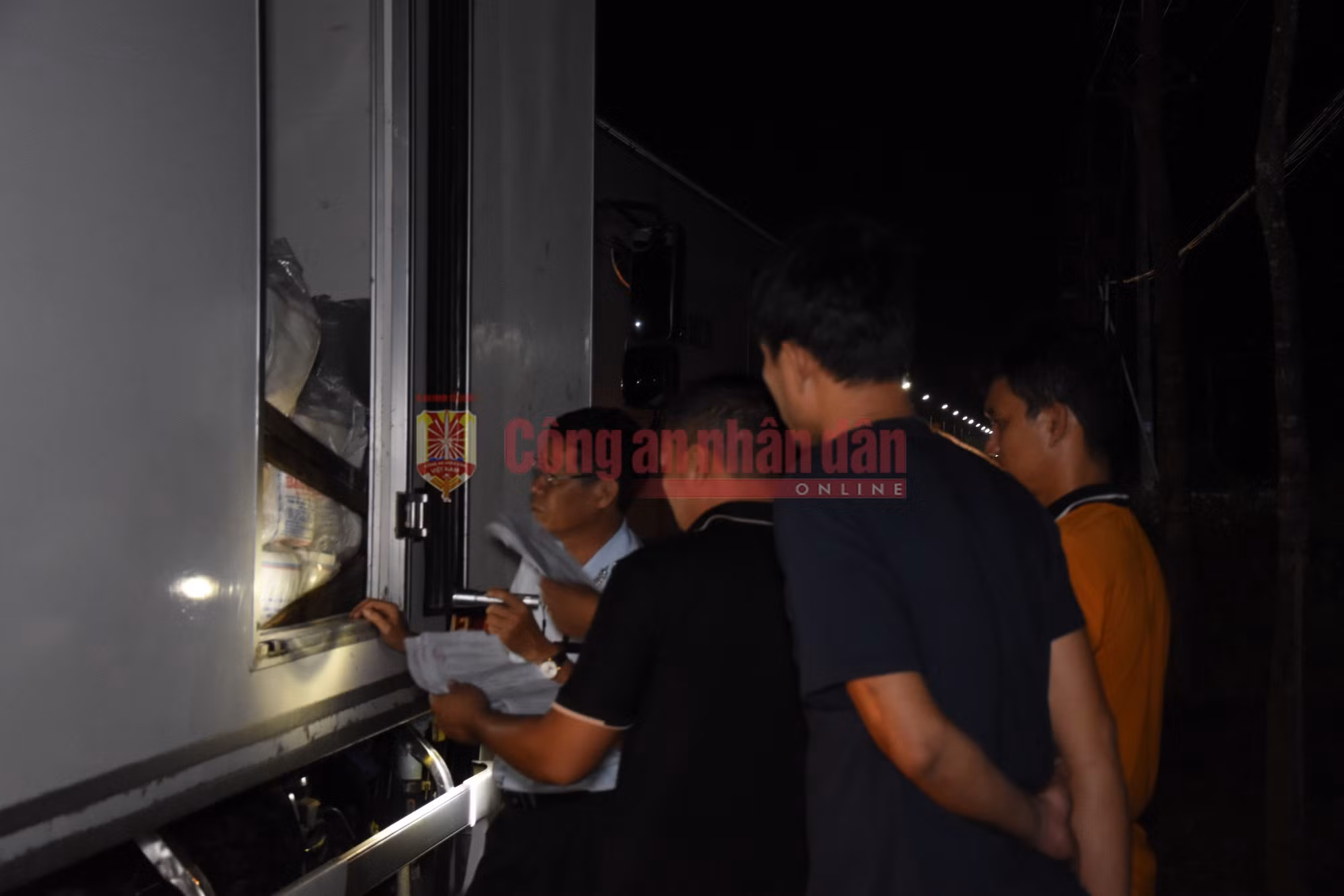 Phát hiện 2 xe tải vận chuyển gần 1,5 triệu con tôm giống chưa qua kiểm dịch -1