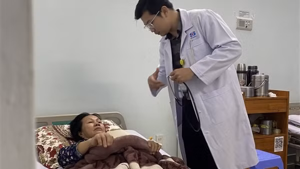 Số bệnh nhân vụ ngộ độc cơm gà ở Nha Trang tăng lên 345 ca